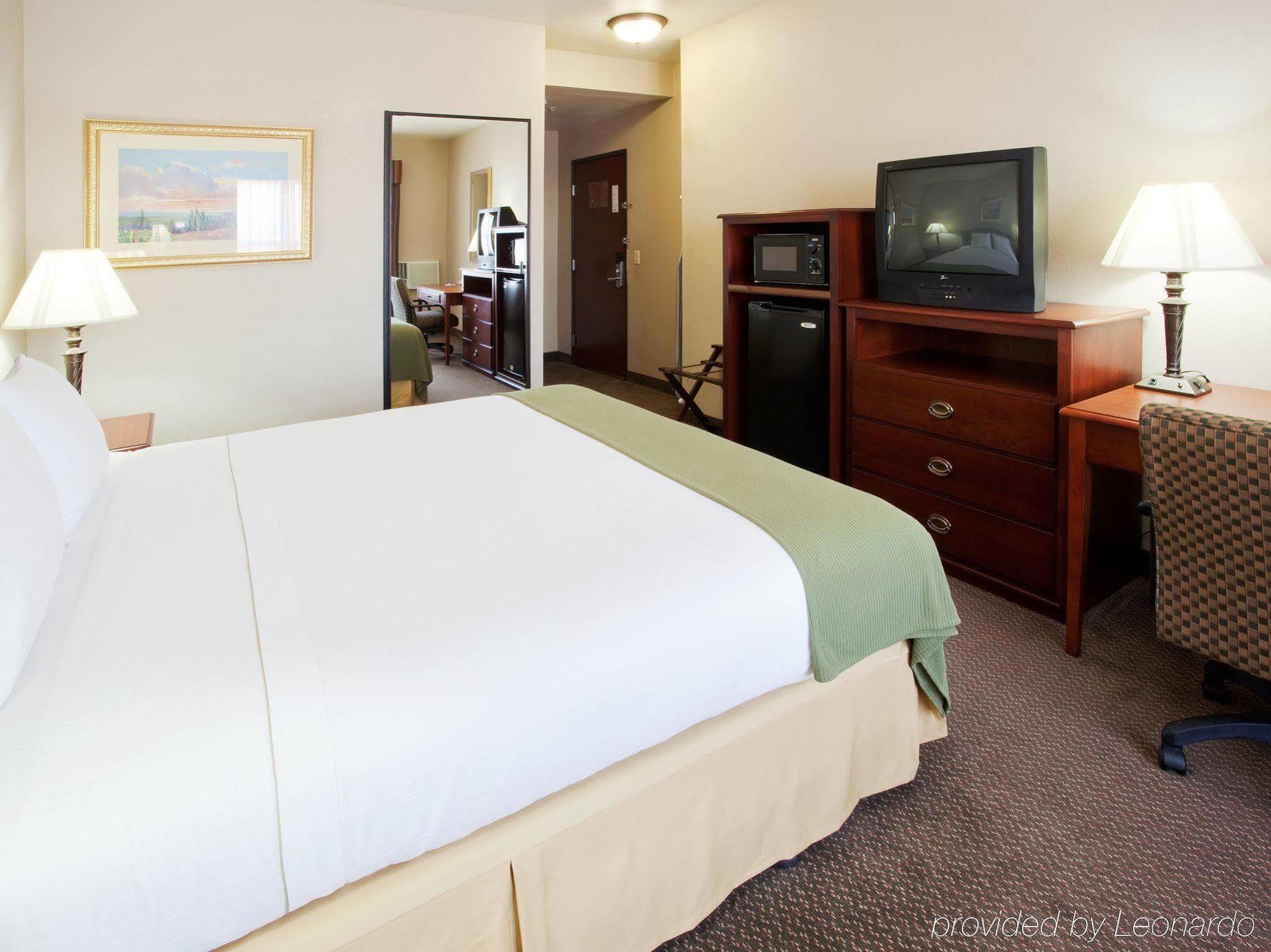 Holiday Inn Express- West Sacramento By Ihg Room photo